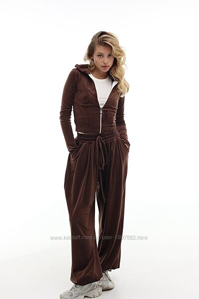 Велюровий костюм, що поєднує комфорт, стиль та трендовий вуличний вайб. Вер