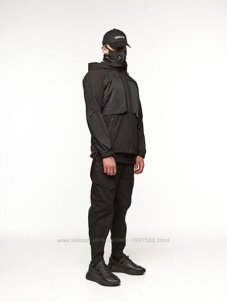 Вітрівка на блискавці з високим коміром і капюшоном. На рукавах пати з липу