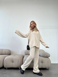 Костюм виконаний з трикотажного матеріалу Модель крою oversize з свитером і