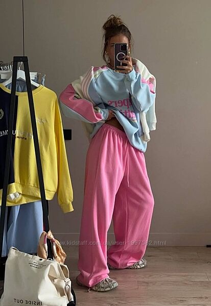 Костюм люкс якості. Такий костюм легко вписується у будь-який ритм життя в