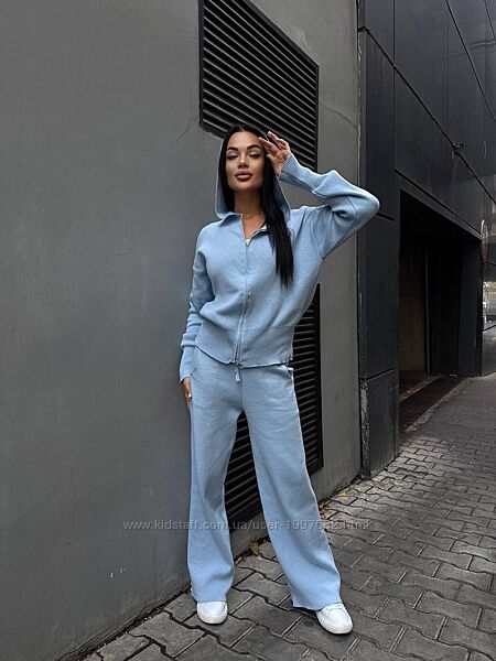 Трикотажний костюм-двійка  Приємний до тіла матеріал достатньо щільний та г