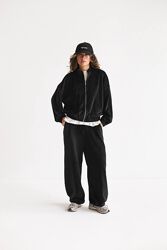 Спортивний костюм. Металева блискавка На штанах є затяжки , якими можна ре