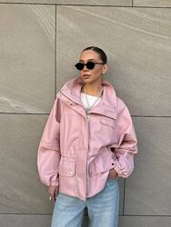 Класний oversize-силует  ідеально лягає на фігуру, додає образу актуальног