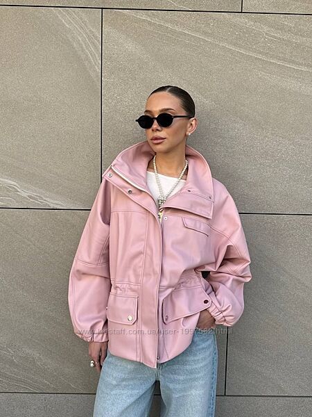 Класний oversize-силует  ідеально лягає на фігуру, додає образу актуальног