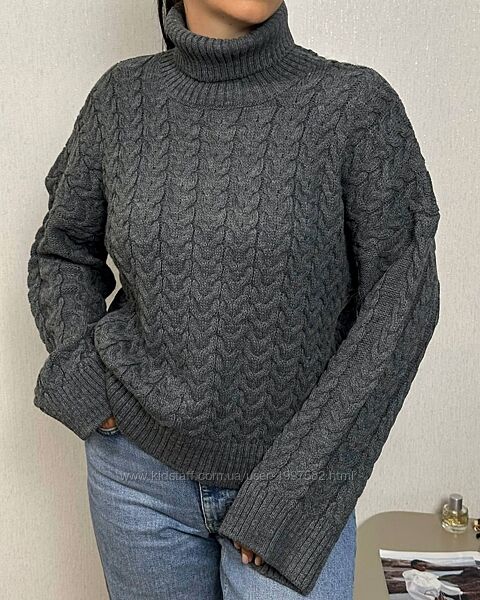 Вязаний светр з високим коміром