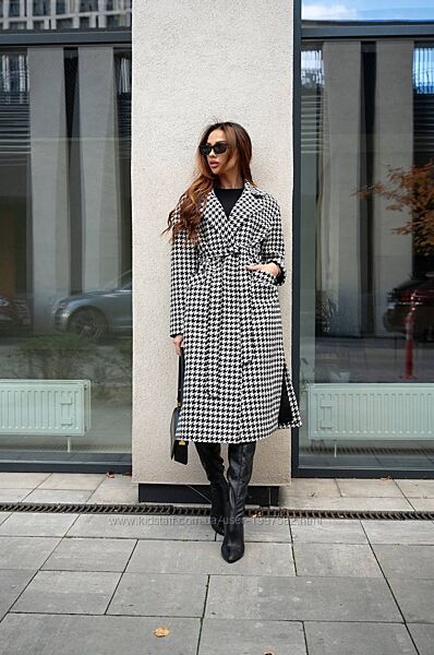 Класичне пальто, на всі випадки життя застібка на ґудзиках  пояс розрізи з