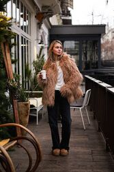 Шубка з щільного еко хутра лама, на підкладці. Застібається на гачках. До -