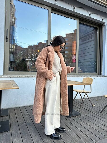 Подовжена шубка на еврозиму вільного крою з бічними кишенями, яка застібаєт