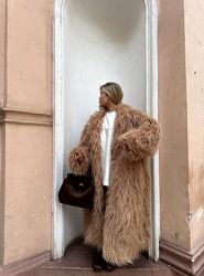 Шубка з щільного еко хутра лама, на підкладці. Застібається на кнопках. До 