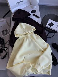 Бажане худі оверсайз з капюшоном виконане у мінімалістичному стилі. Подовже