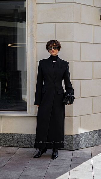 Зимове пальто. Подовжений силует, витончені лацкани. Пальто виготовлене з 