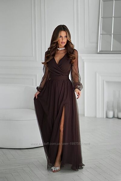 Витончена довга сукня з мякою сіткою та високим розрізом на нозі 