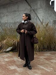 Зимове тепле пальто  Воно має довжину міді, пояс на талії, який підкреслює 