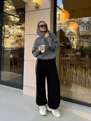 Стильний жіночий спортивний костюм у трендовому поєднанні кольорів