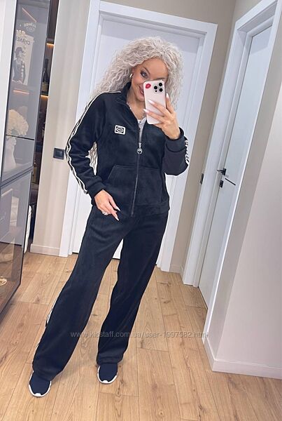 Ефектний спортивний костюм з мякого двостороннього велюру підкреслює фігур