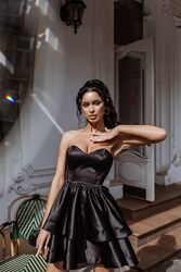 Ефектна сукня з корсетним верхом і пишною двошаровою спідницею. Красиво під