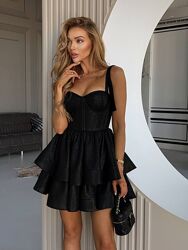 Розкішна міні-сукня, яка створена, щоб підкреслити фігуру й блищить у світл