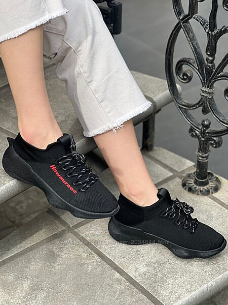 Нові жіночі кросівки