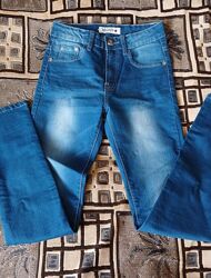 Нові джинси для дівчинки