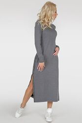 Нарядное модное в спортивном стилье трикотажное платье