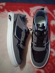 Стильні чоловічі кросівки 42 розміру 