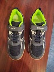 Стильні демісезонні кросівки 38 розміру